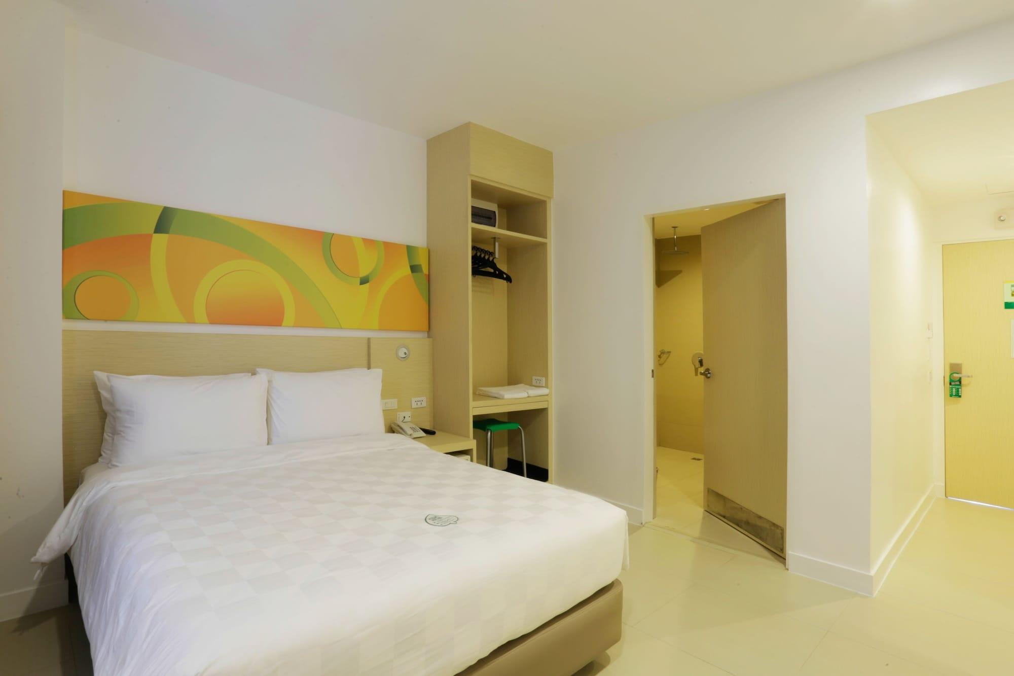 Go Hotels Timog Quezon City Bagian luar foto