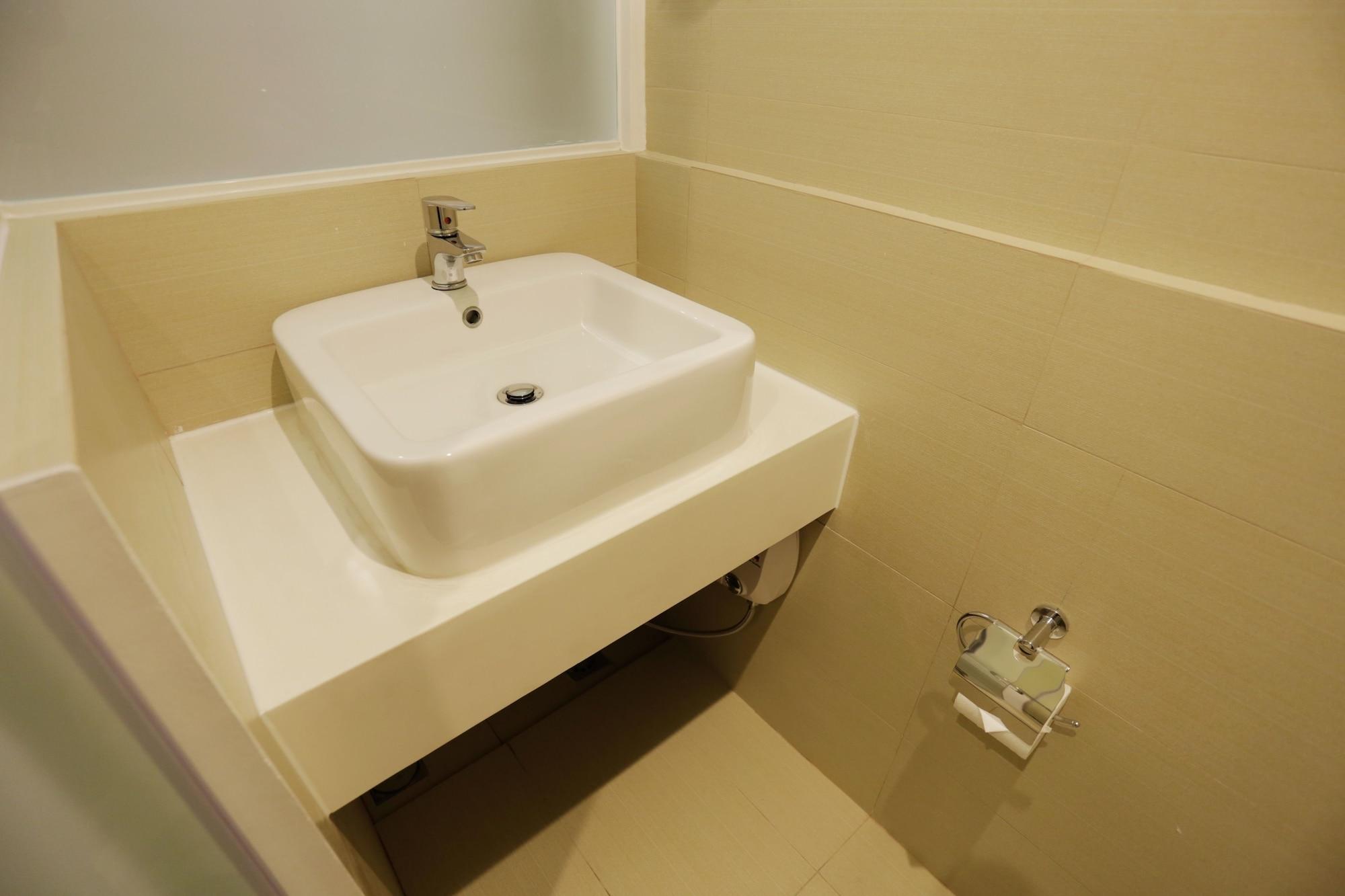 Go Hotels Timog Quezon City Bagian luar foto
