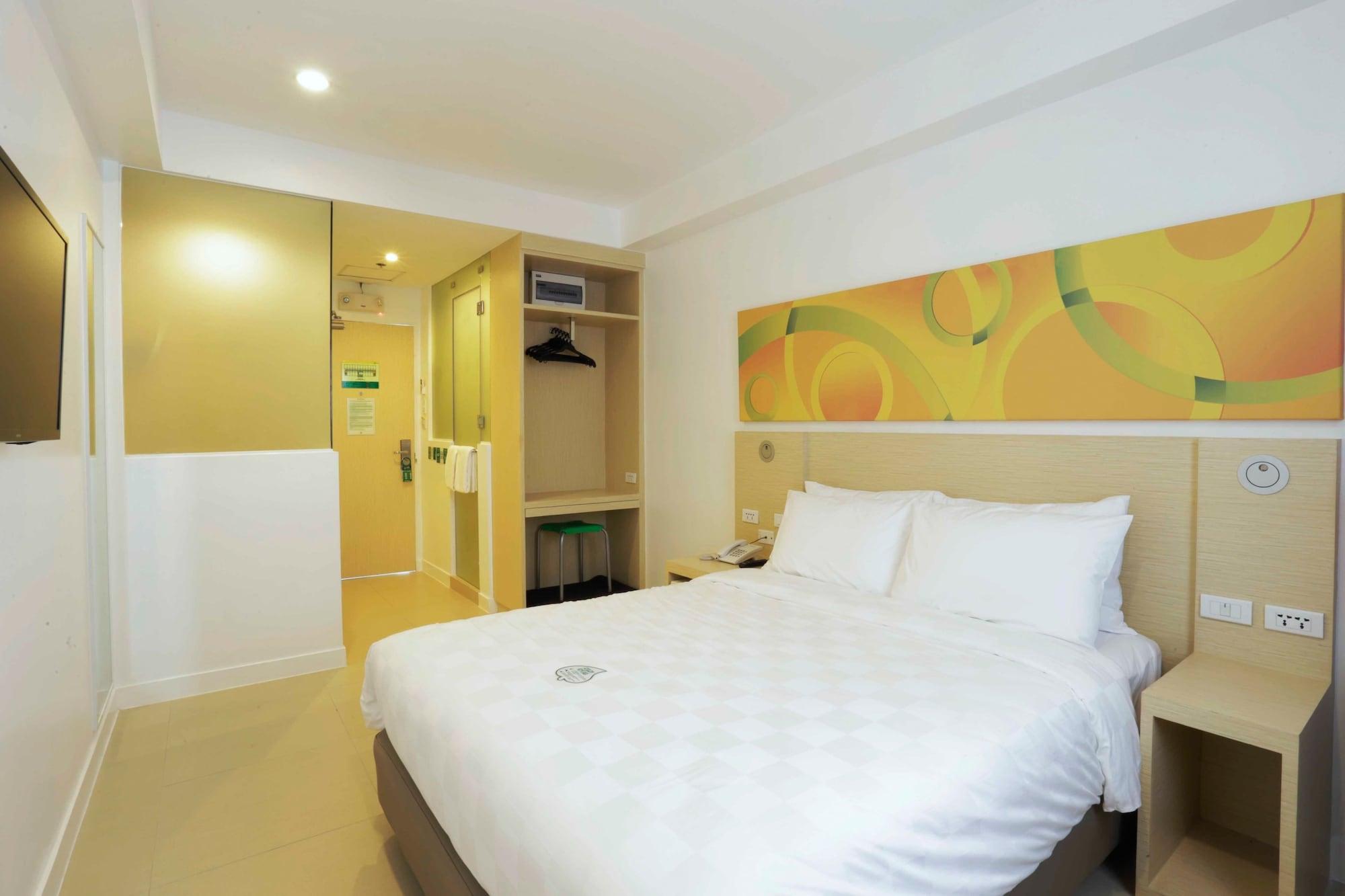 Go Hotels Timog Quezon City Bagian luar foto