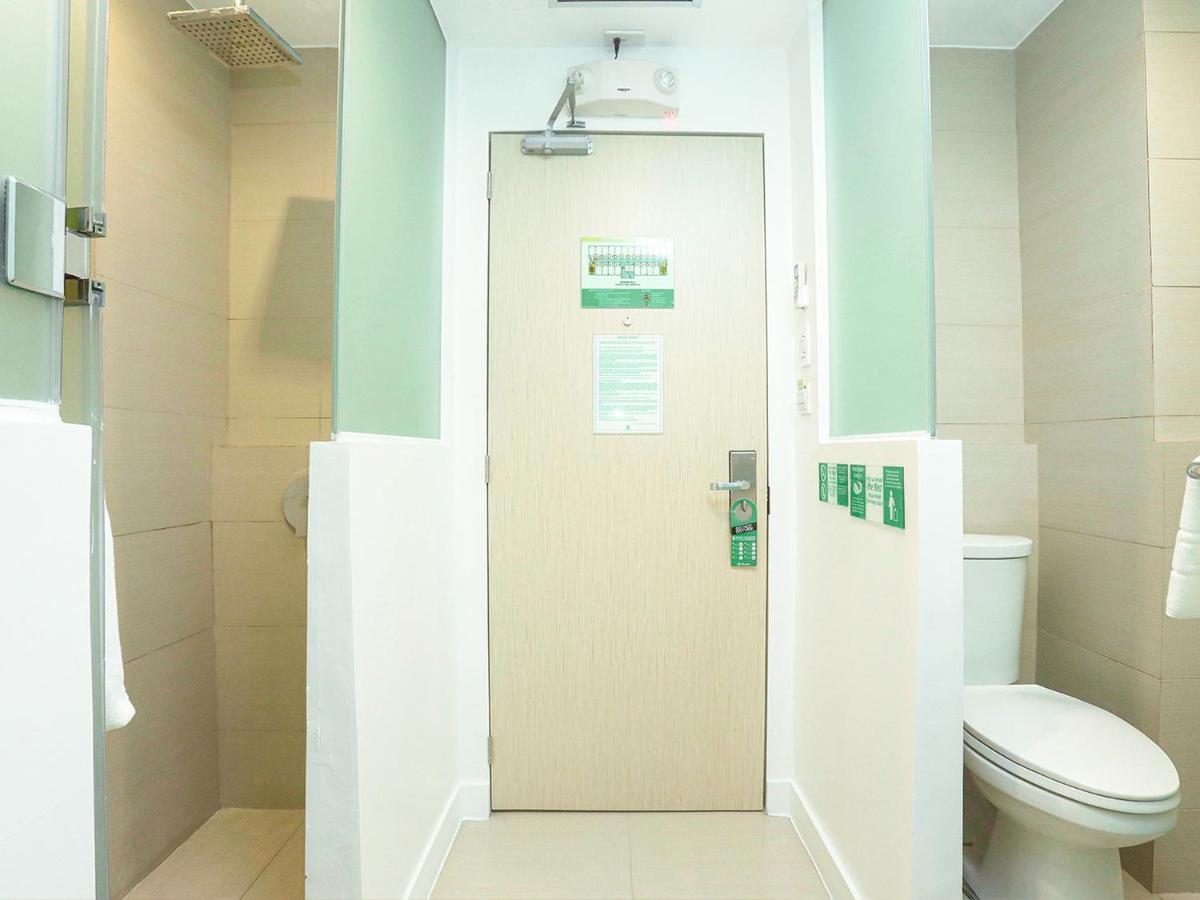 Go Hotels Timog Quezon City Bagian luar foto