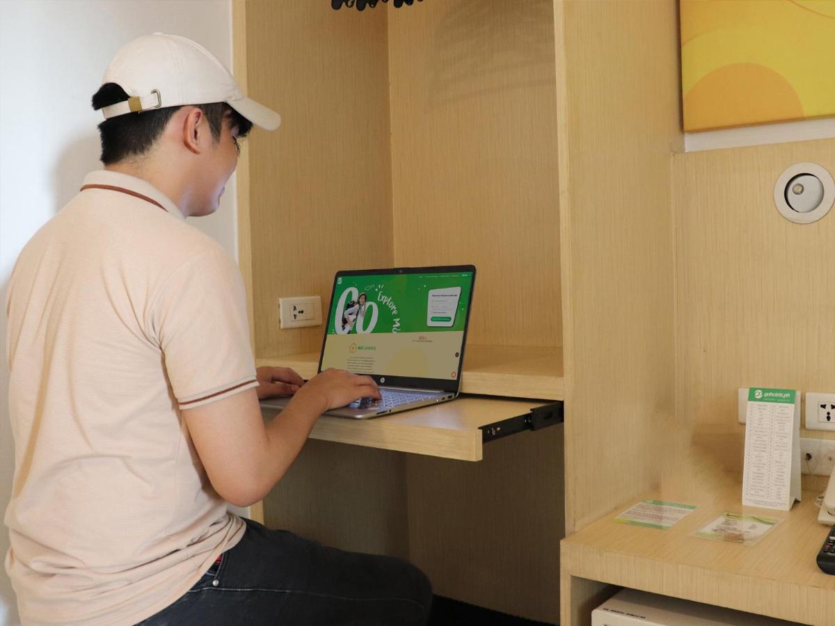 Go Hotels Timog Quezon City Bagian luar foto