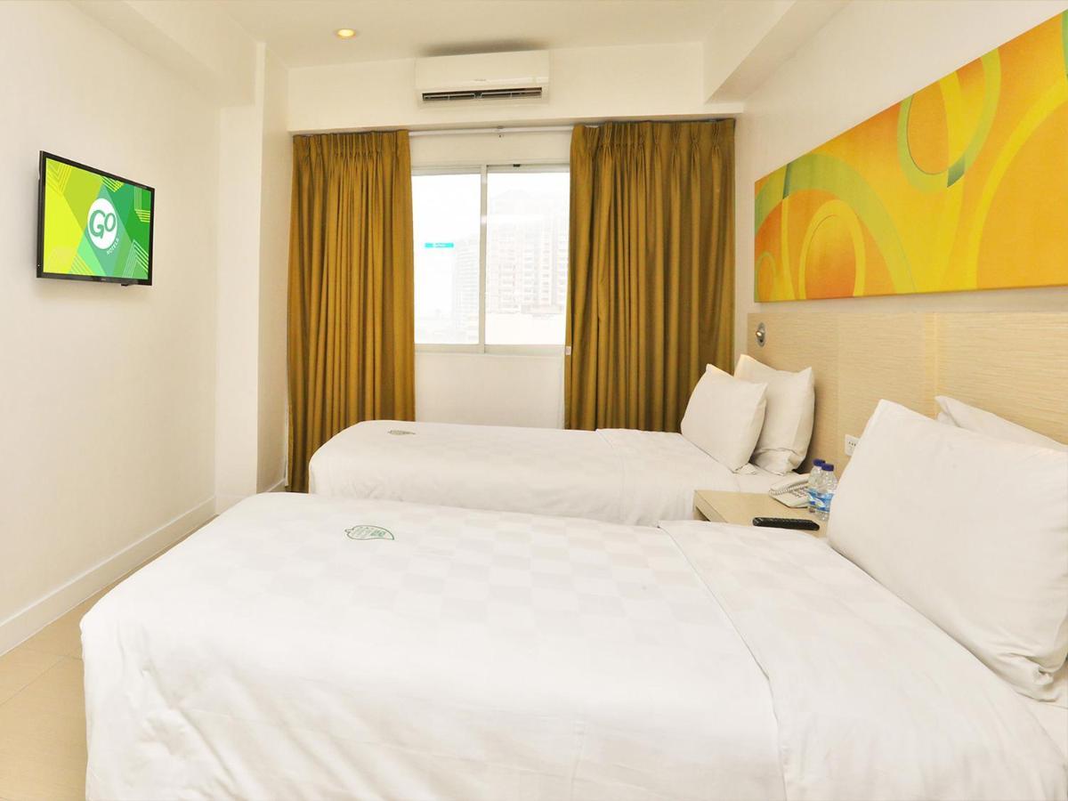 Go Hotels Timog Quezon City Bagian luar foto