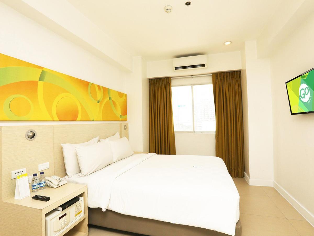 Go Hotels Timog Quezon City Bagian luar foto