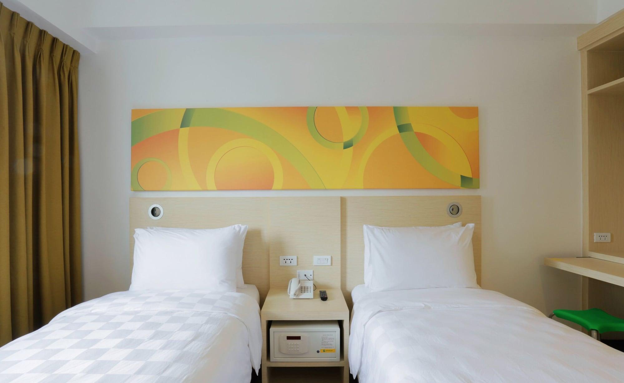 Go Hotels Timog Quezon City Bagian luar foto