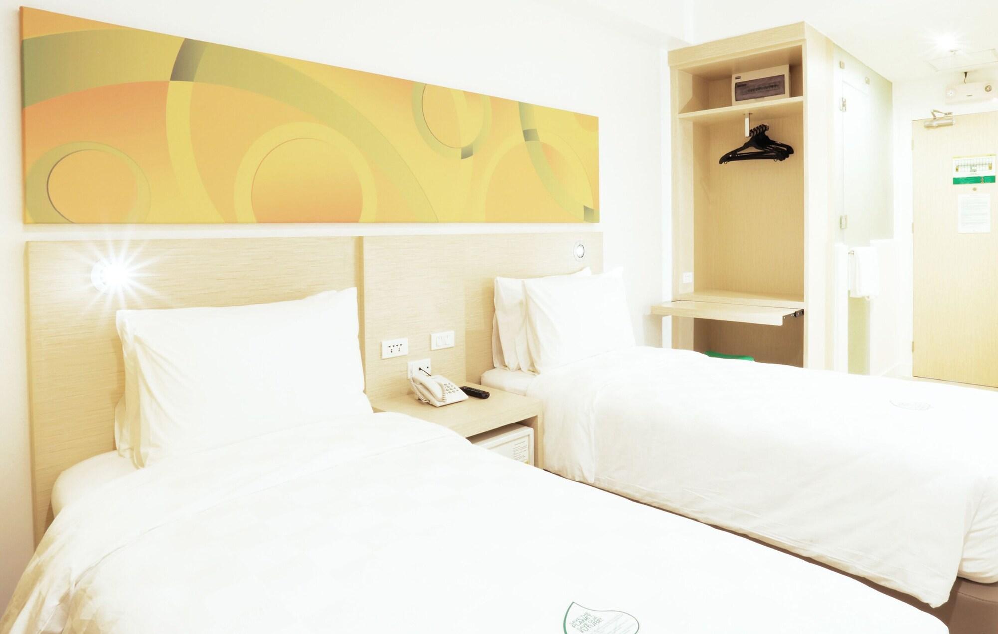 Go Hotels Timog Quezon City Bagian luar foto