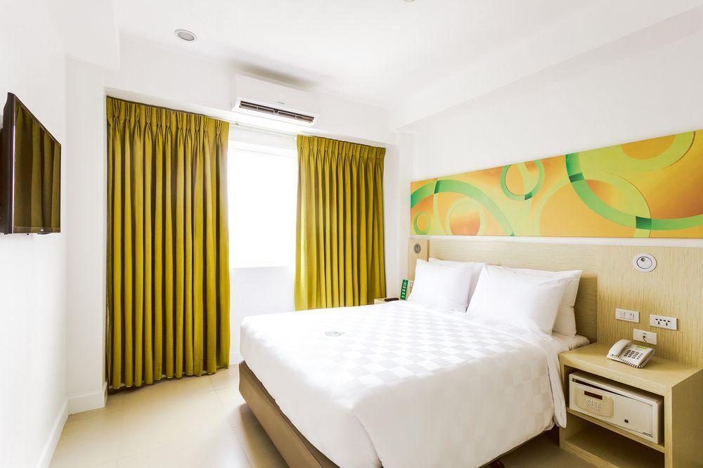 Go Hotels Timog Quezon City Bagian luar foto