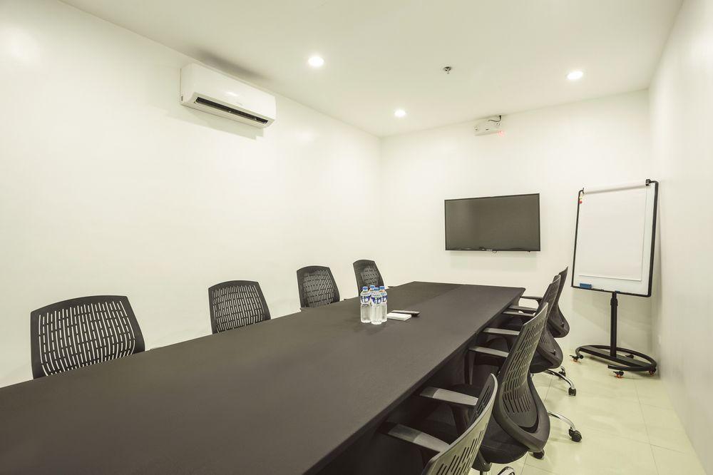 Go Hotels Timog Quezon City Bagian luar foto