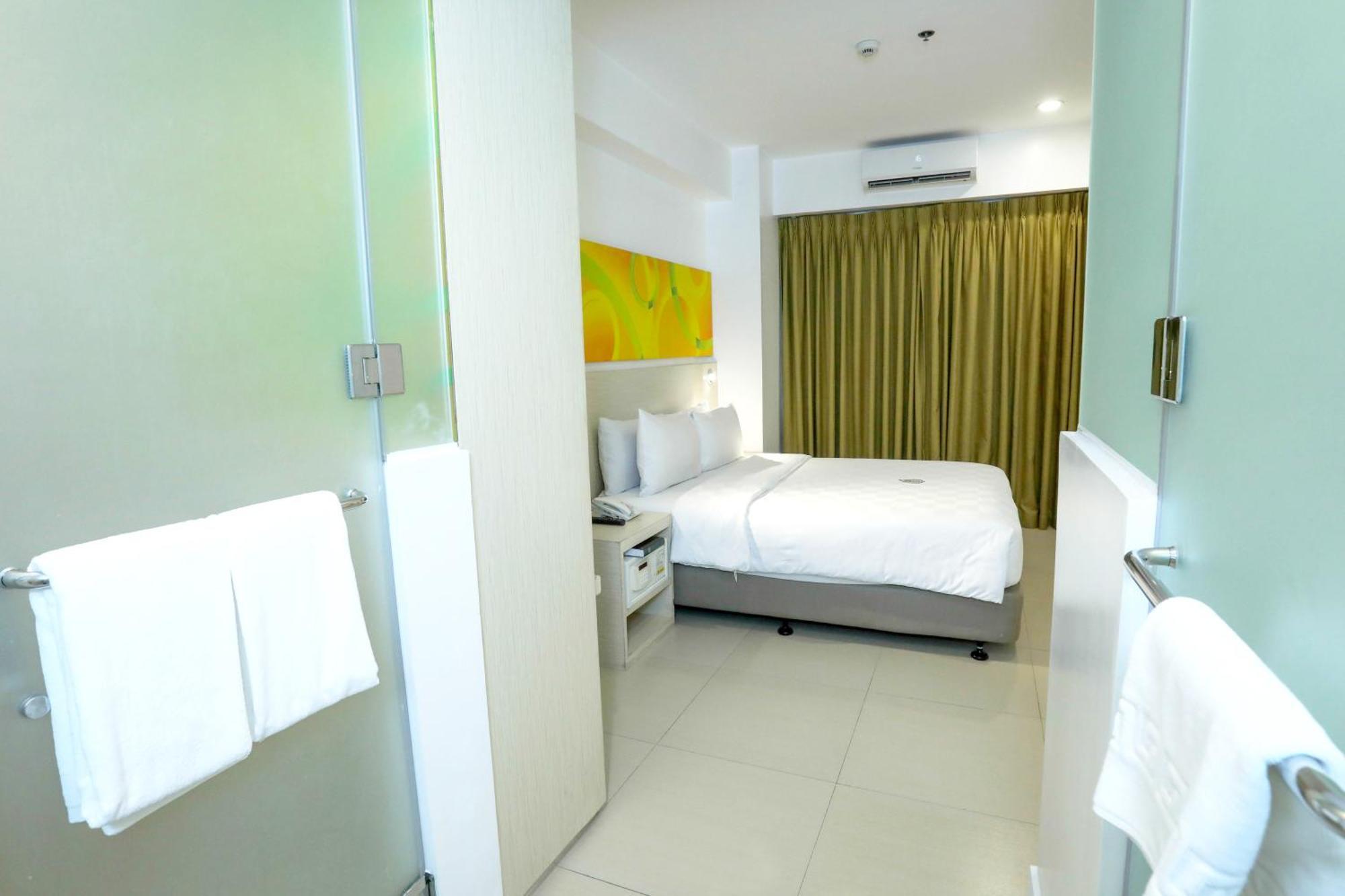 Go Hotels Timog Quezon City Bagian luar foto
